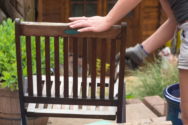 Kadın el fırça darbeleri ahşap mobilya ile  