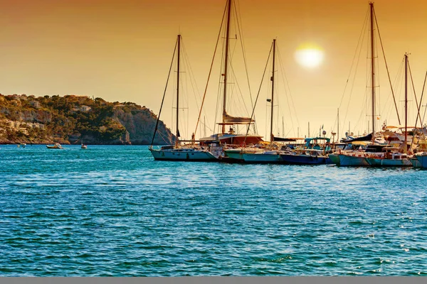 Sonnenuntergang über einer mediterranen Bucht mit Yachthafen — Stockfoto