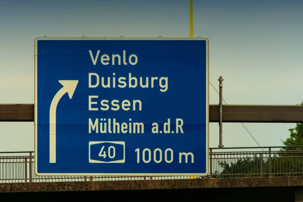 Wegweiser auf der Autobahn A 3 — Stockfoto