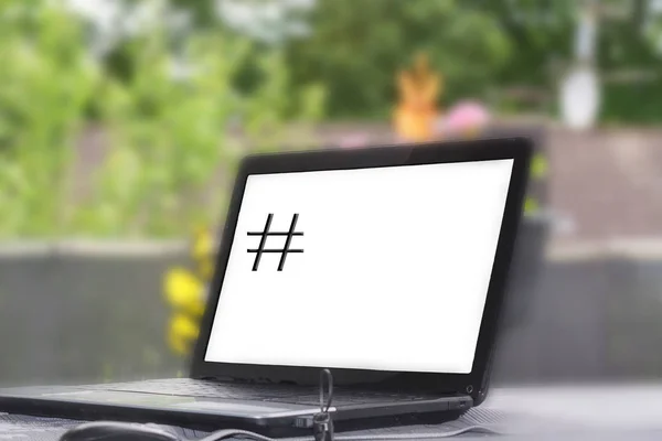 Hashtag symbol na monitoru notebooku. — Stock fotografie