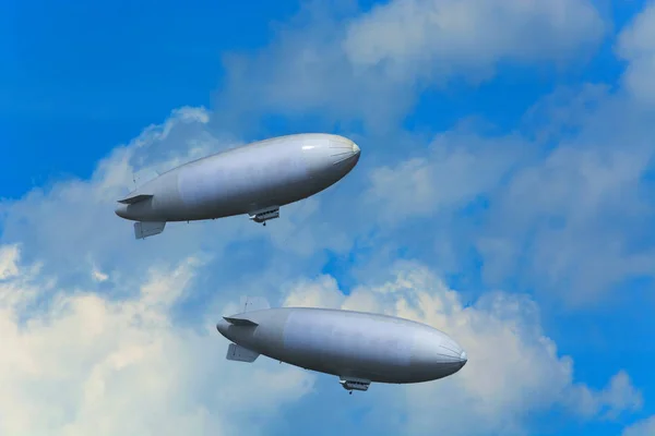 Dos dirigibles en un tour . —  Fotos de Stock