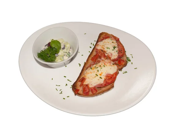 Overbaked cheese bread with salad — Stock Photo, Image