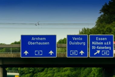 A 3 otoyollar üzerindeki yön işareti          