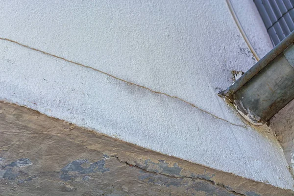 Små sprickor i putsen på ytterväggen — Stockfoto