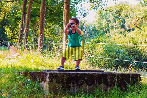 Menino com câmera fotográfica — Fotografia de Stock