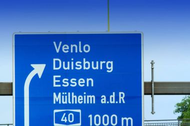 A 3 otoyollar üzerindeki yön işareti          