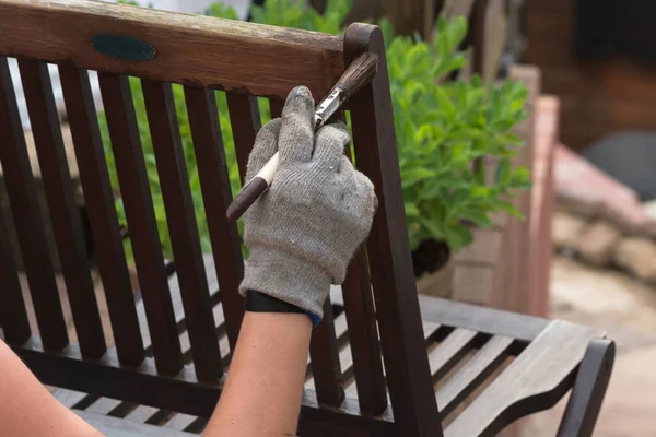 Γυναίκα χέρι με βούρτσα αποκατασταθεί ξύλινα έπιπλα — Φωτογραφία Αρχείου
