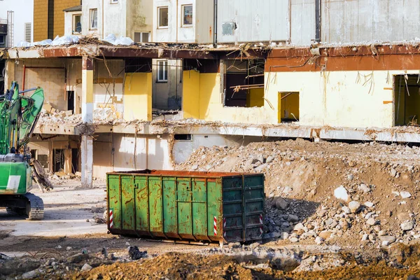 Excavator in front of a demolition site — Stock Photo, Image