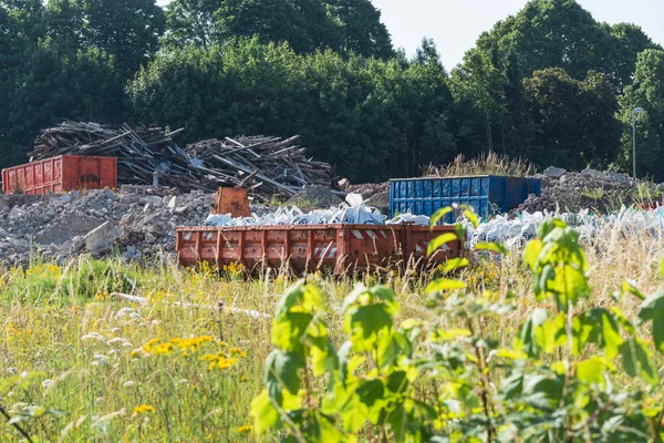 Asbest asbest uyarı işareti kap içinde torbalarıyla.          