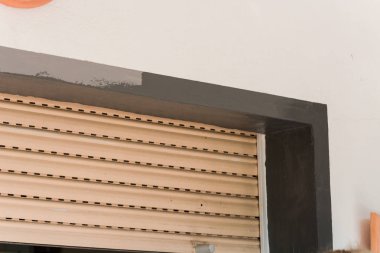 Pencerenin etrafı yenilenmiş ve yarısı boyanmış..