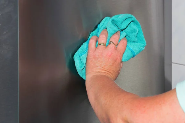 Lavori Domestici Spazzano Polvere Sporcizia Con Stracci Blu Superficie Acciaio — Foto Stock