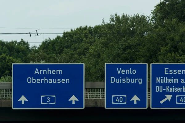 Otoyol tabelası, A 3 otoyolunda yön işareti, Venlo, Duisburg, Essen, Muelheim an der Ruhr, Oberhausen, Arnhem ve Kaiserberg kavşağında..