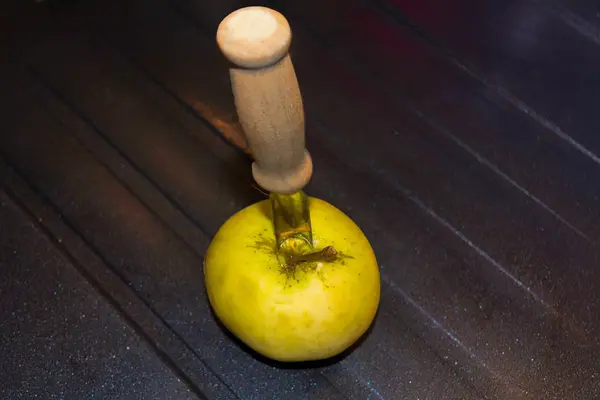 Яблочный пельмень в яблоке — стоковое фото