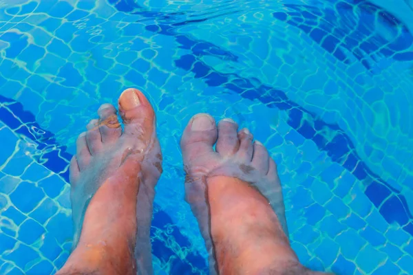 Día relajado con los pies en el agua —  Fotos de Stock