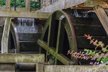 Almanya'da eski bir su değirmeni Sulandırılan ve geri yüklenen değirmen çarkı.