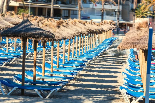 Deštníky Lehátko Pláži Proti Modré Oblohy Moře — Stock fotografie