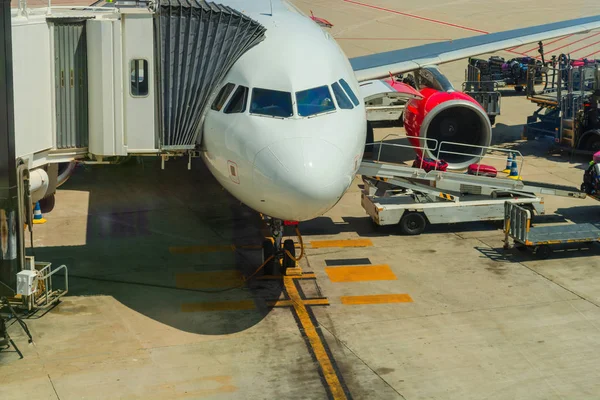 2016 马略卡岛机场 飞机在离开区域在装货和加油准备出发时 — 图库照片