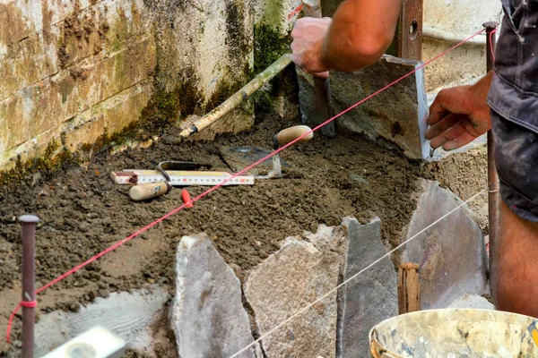 Pekerja Peletakan Dan Pemotongan Piring Batu Alami — Stok Foto