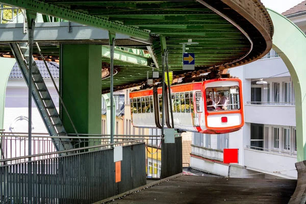 Wuppertal süspansiyon tren istasyonu girişinde genel yolcu taşıma bir yükseltilmiş demiryolu kanalıdır.