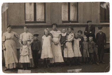 Eski aile fotoğraf, on bir çocuk ile anne         