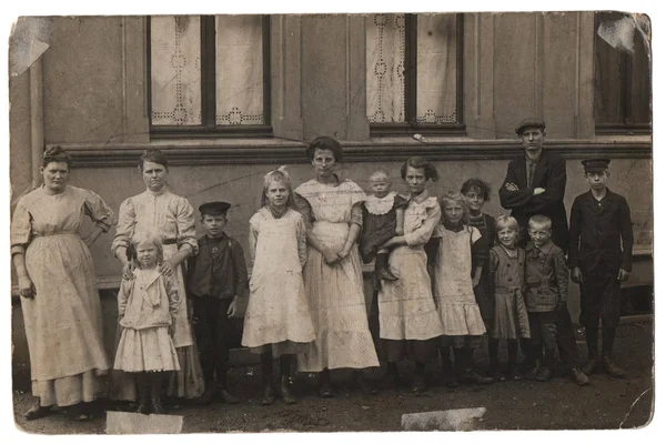오래 된 가족 사진, 11 명의 아이 들과 부모 — 스톡 사진