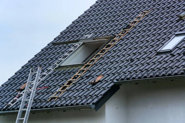 Dacheindeckung Montage Oder Reparatur Eines Dachfensters Auf Einem Satteldach — Stockfoto