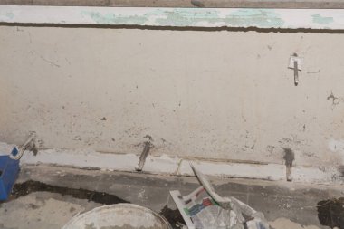 Eski bir merkezi ısıtma sökülmesi 