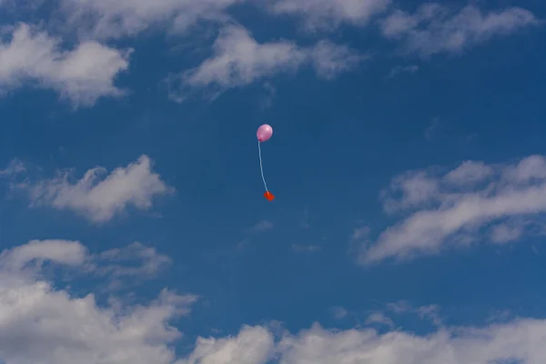 Balão mensagem céu azul — Fotografia de Stock