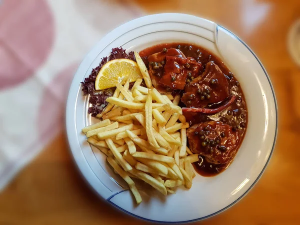 Grillteller mit Pommes — Stockfoto