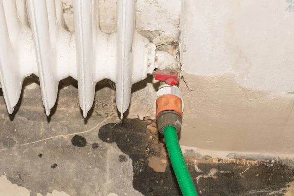 Heating radiator Drain water — Stock Photo, Image