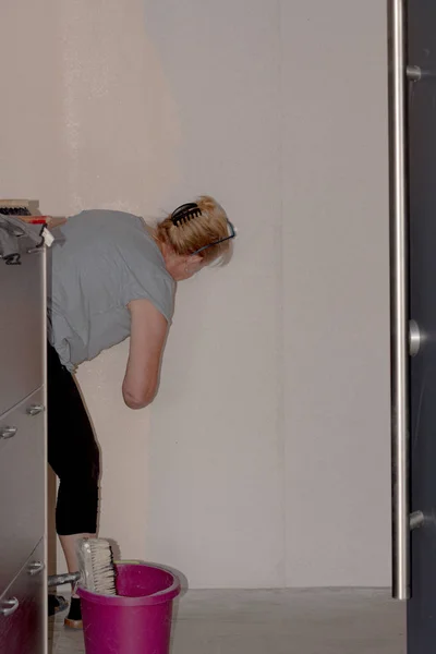 Femme, travailleur colle des fonds d'écran sur le mur — Photo