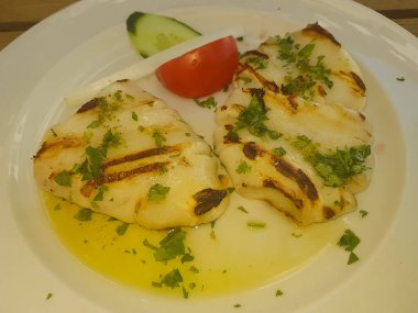 bir tabak ızgara ahtapot   