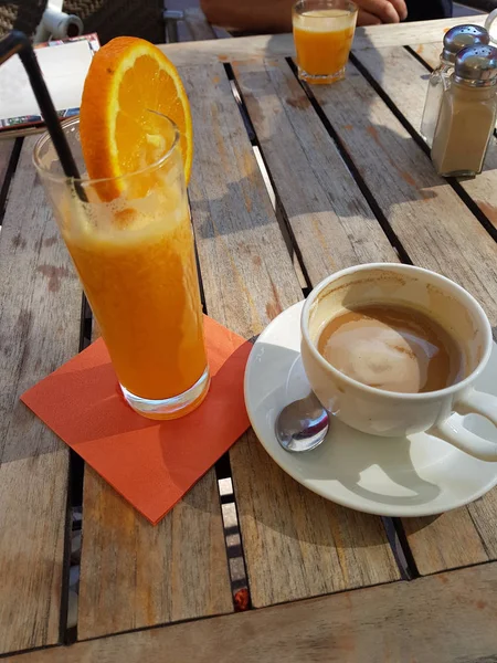 Ontbijt koffie met sinaasappelsap — Stockfoto