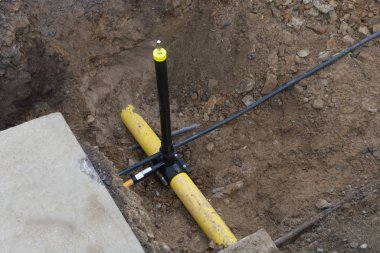 Gaz, su ve elektrik hatlarının kurulumu    