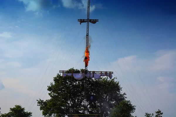 Stuntman jumping in flames from a mast — 스톡 사진
