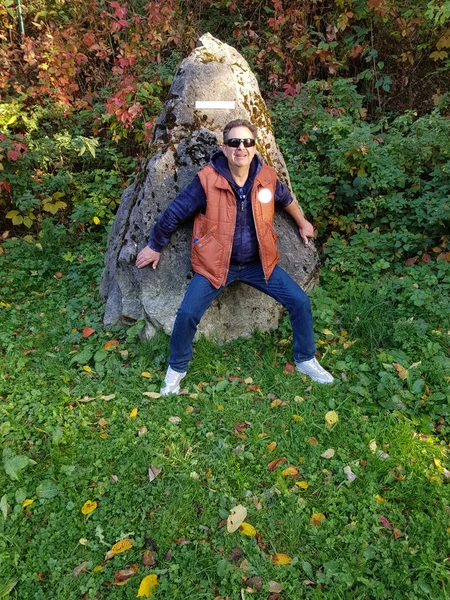 Egy ember, aki egy őskori menhir-t próbál cipelni. — Stock Fotó