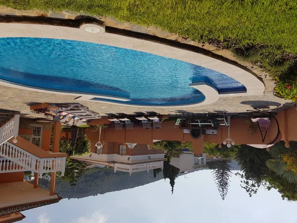 Jardim com piscina privada . — Fotografia de Stock