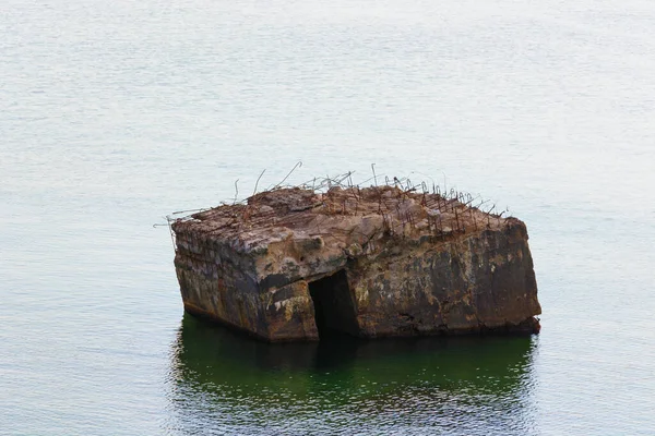 Verlaten bunker in zee. — Stockfoto