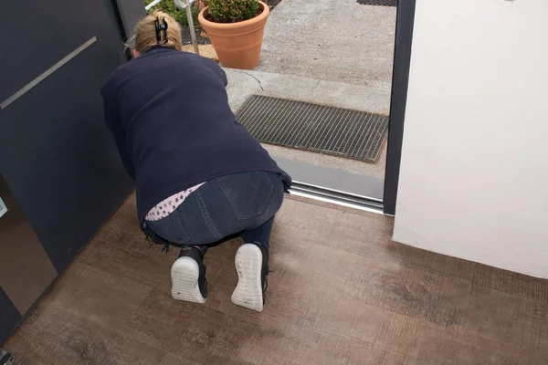 Mulher em colocar um piso laminado — Fotografia de Stock