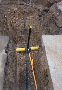 Hendekteki ikmal hatları çoklu konutların enerji tedariği içindir.