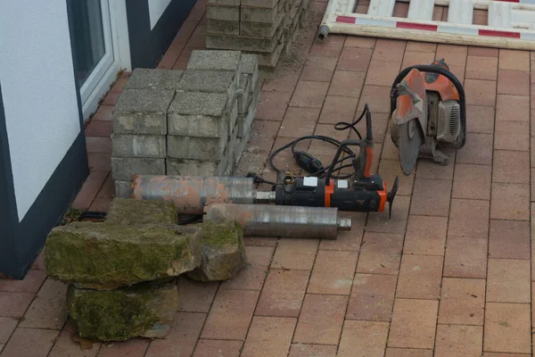 Betonbohren Mit Industriebohrmaschine Daneben Ist Eine Steinsäge — Stockfoto