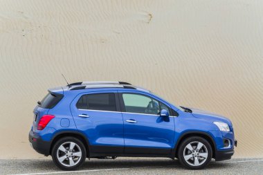 Brouwersdam, Zeeland, Hollanda - 16 Haziran 2015: Chevrolet Trax 2015 Kuzey Denizi kıyısındaki Brouwerdam kumullarında