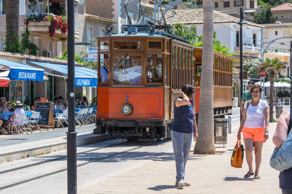 PORT DE SOLLER, SPAIN - JUNE 02, 2016: Vintage train, tram on the beach promenade of the town of Soller in Spain. Открыт в 1913 году, расстояние в пути составляет около 5 км
.