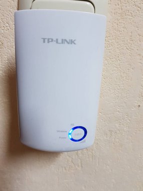 HEILIGENHAUS, NRW, GERMANY - 16 Aralık 2018: TP-Link-WA850RE WLAN 300 Mbps, WLAN amplifikatörü, Uygulama Kontrolü, Ethernet portu, WPS, AP modu, LED değiştirilebilir, beyaz WLAN aygıtlarıyla uyumlu ,