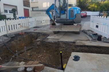 Çevre dostu yeni bir yakıt hücresi ısıtması için inşaat mühendisliği gaz, su ve elektrik hatları kurulumunda çalışıyor.