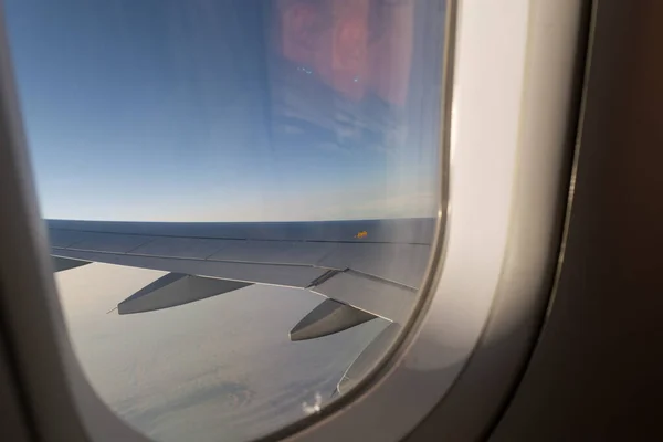 Powietrzu Widok Skrzydła Samolotu Horyzontem Ciemnoniebieskiego Nieba Chmury Tła Czasie — Zdjęcie stockowe