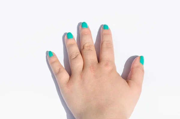 Mão Feminina Com Design Unha Verde Fundo Branco — Fotografia de Stock