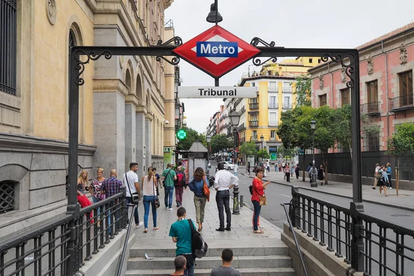 Madrid - Spanyolország, Septenber 2015-ig. Törvényszék az a madridi metró állomás. Ez a fiatalok, akik részt vesznek a Malasaa területen, éjszakai életéről ismert használt metróállomás. Stock Fotó