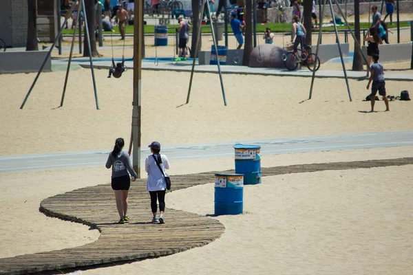 Santa Monica Beach, May 2014. Wooden sidewalk and beach sports — Stock Photo, Image