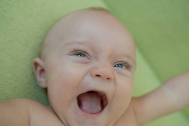 Kocaman bir gülümsemesi olan sevimli bir bebek portresi.